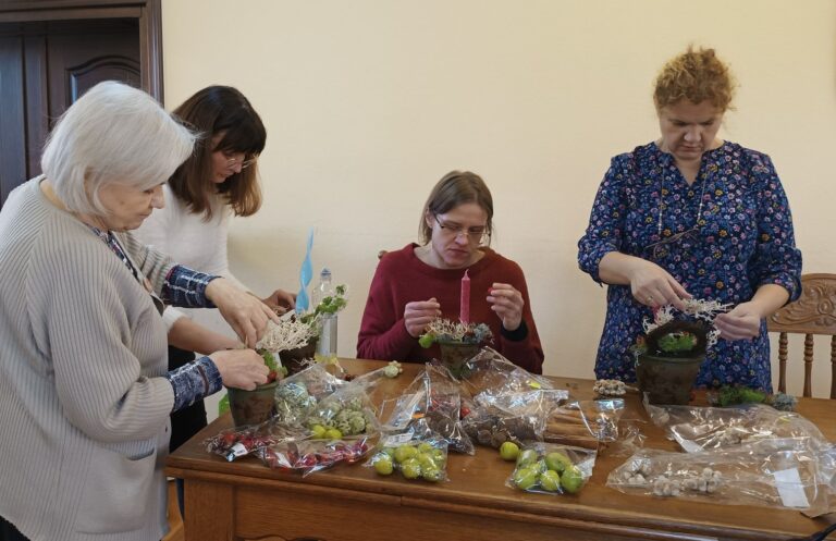 Warsztaty florystyczne z okazji Dnia Pracownika Socjalnego